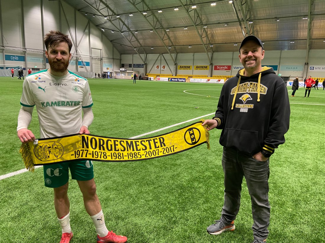 FIKK SKJERF: Kanari-Fansens Håkon Henriksen ga Aleksander Melgalvis et LSK-skjerf etter kampen. Dette nydelige skjerfet kan du for øvrig kjøpe i Forza Fugla-shopen.