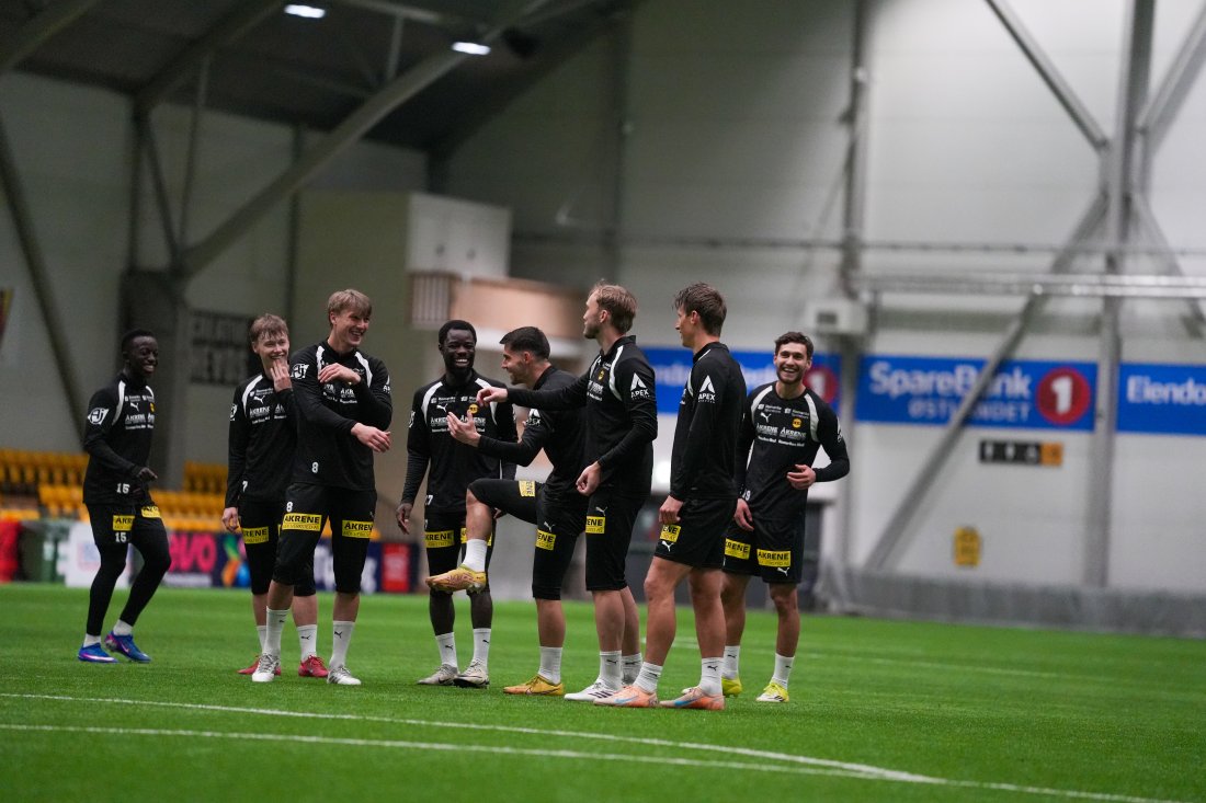 GOD STEMNING: Stemningen på feltet har vært meget god siden oppstart og nå gleder gutta seg til å spille kamper igjen.