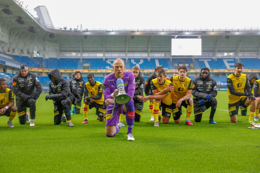 NY FEIRING: Pontus Dahlberg kunne nok en gang ta megafonen foran Kanari-Fansen og svensken blir bare bedre og bedre på sangene våre.