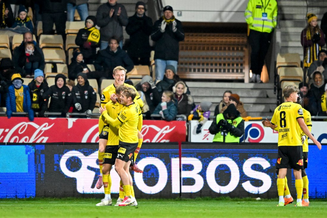 ÅRETS FØRSTE: Espen Garnås (noe skjult) omfavnes av lagkamerater etter å ha stanget inn 4-1 på Åråsen fredag.