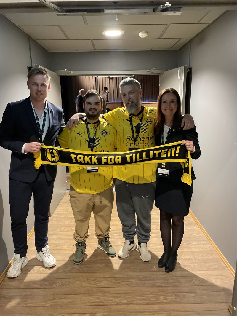Sebastian Haagensen og Roger Haagensen (i midten) her sammen med Jørgen Heen Enger og Kari Herredsvela i LSK