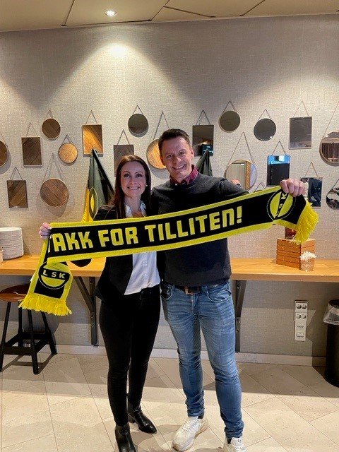 FORSETTER: Døvigens Frank Dyrkolbotn er glad for å fortsette som sølvpartner. LSKs Kari Herredsvela takker for tilliten!