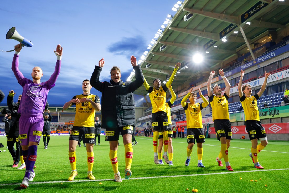 DEILIG SEIER: Gutta kunne endelig juble sammen med fansen etter en seier i Eliteserien igjen.
