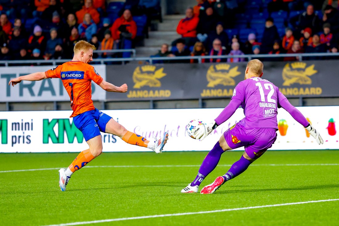 MESTERLIG: Pontus Dahlberg leverte en meget god kamp på Color Line Stadion søndag. Her redder han avslutningen fra Kristoffer Nessø alene gjennom.