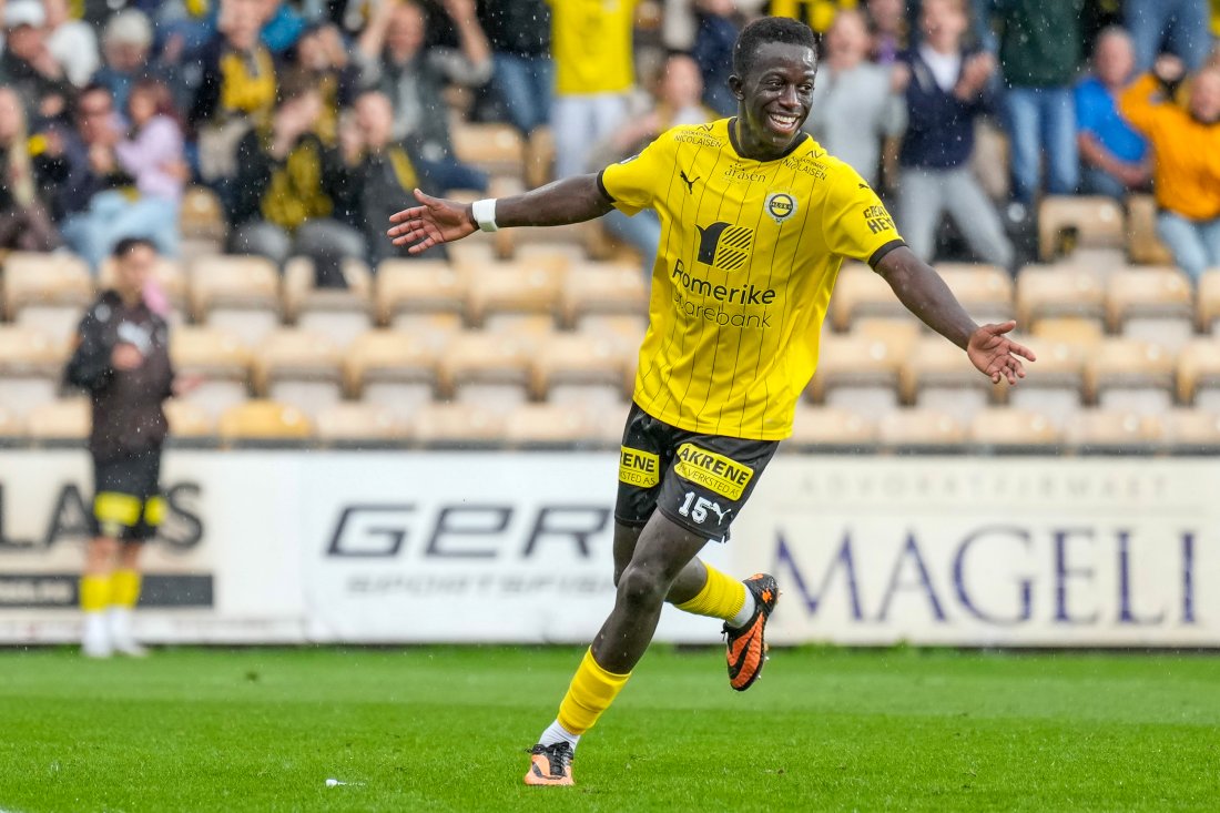 MÅLSCORER: Salieu Drammeh elsker å spille fotball og koser seg på banen. Her jubler han etter scoring i kampen mot Skeid i august.<br />​​​