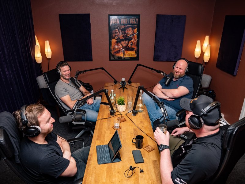 SNILLE MOTTAKERE: Harde Mottak-gjengen donerer 17 500 kroner til LSK Unified. Her fra et tidligere opptak med Frode Kippe.