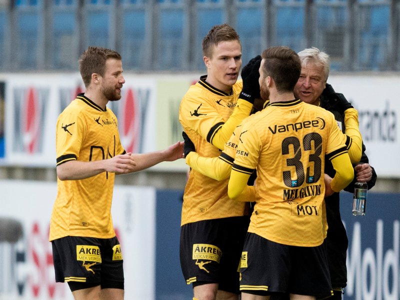 MOLDE 20170405.Eliteserien fotball 2017: Molde - LillestrømLillestrøms målscorer Ifeanyi Mathew (midten) blir feiret av trener Arne Erlandsen (t.h.) og laglkammerater i eliteseriekampen i fotball mellom Molde - Lillestrøm på Aker Stadion.Foto: Berit Roald / NTB scanpix