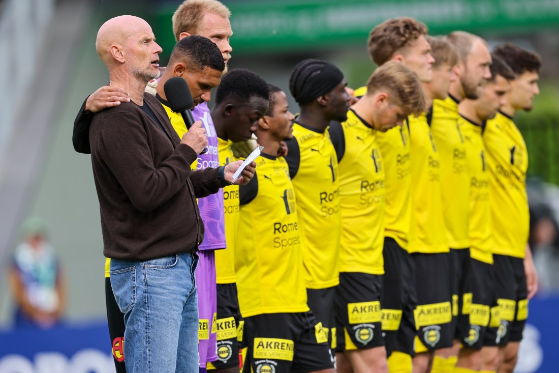 Landslagssjef Ståle Solbakken leser minneord om Tom Lund før kampen. Foto: Geir Olsen / NTB