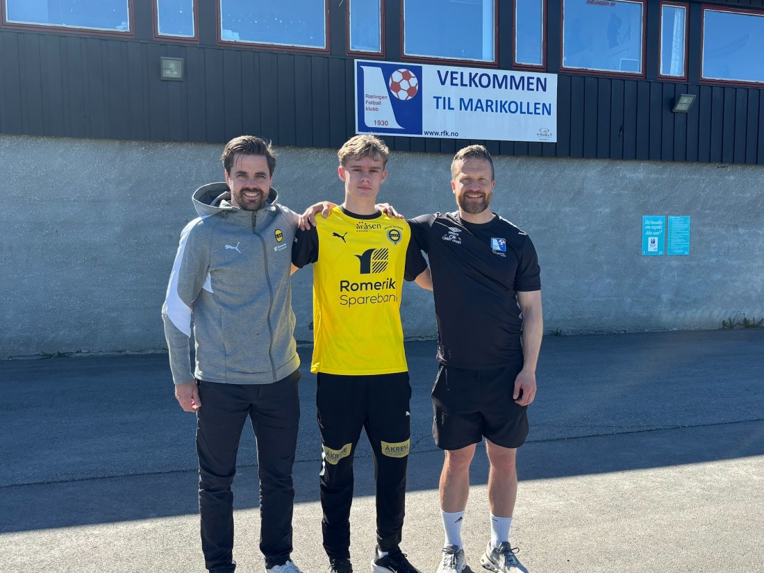 Made in Rælingen. F.v: Akademisjef Tomas Halvorsen, Ulrik Klæboe Otterstad og sportsjef i Rælingen Thomas Stien.