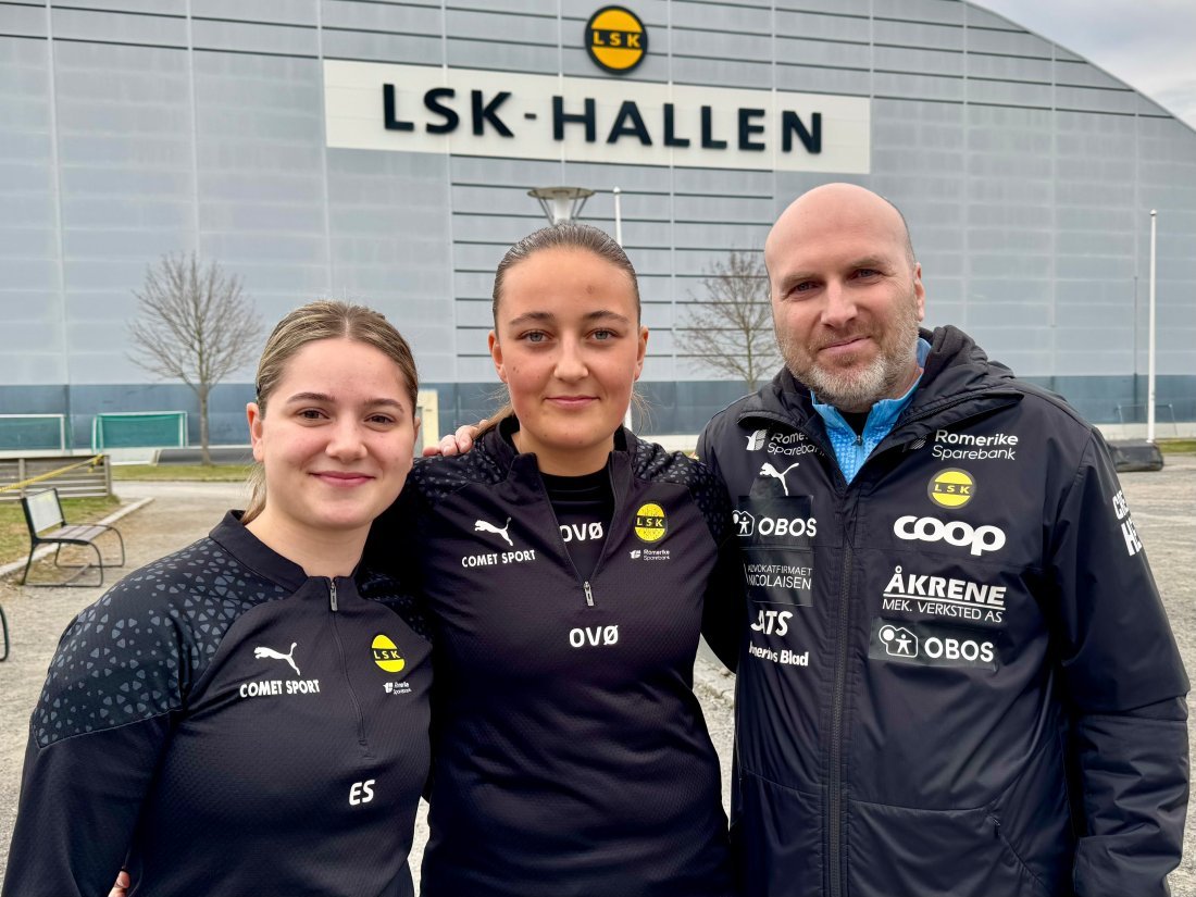 FULGT JENTENE LENGE: Vegar Frey har vært en stor del av jentesatsingen i LSK i mange år. Her sammen med to av jentene på laget, Emilie Sagen (t.v) og Oda Øisethkjølen.&nbsp;
