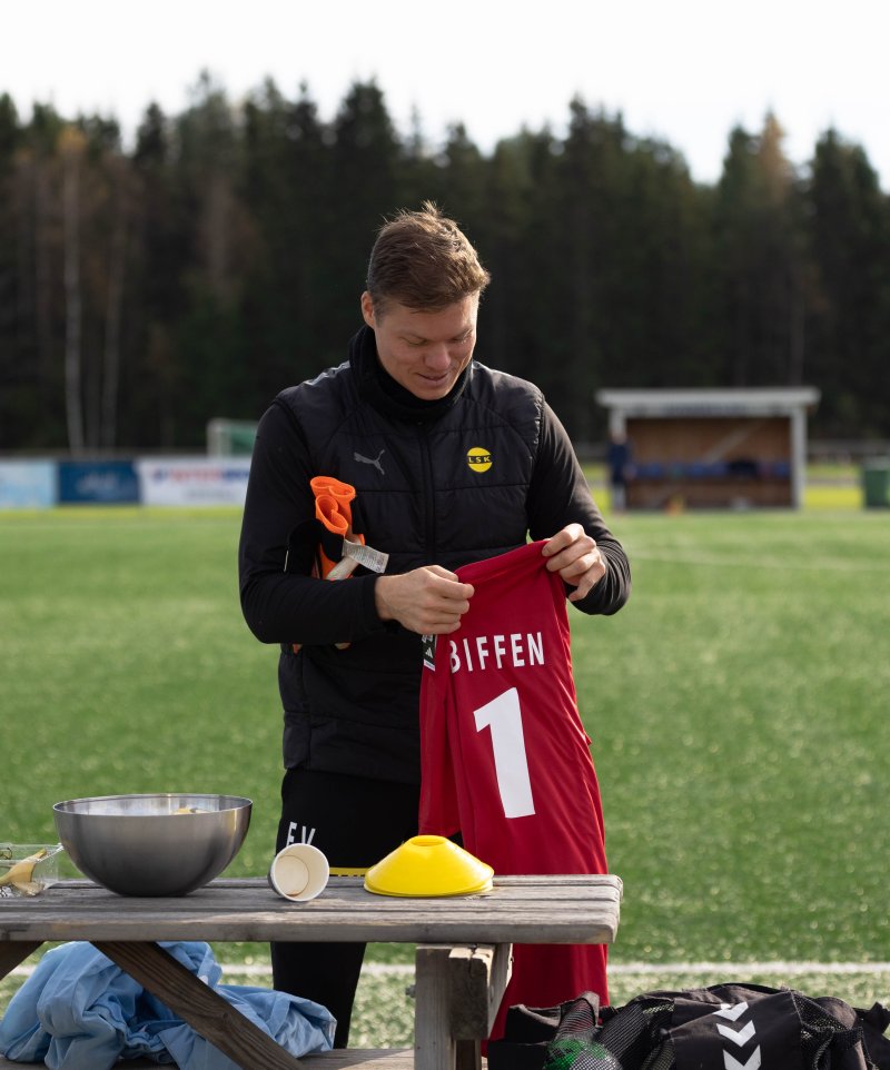 BARNDOMSKLUBBEN: Fredrik Vestgård fikk Bjerke-drakt som takk for innsatsen. Foto: Noah Tanggaard