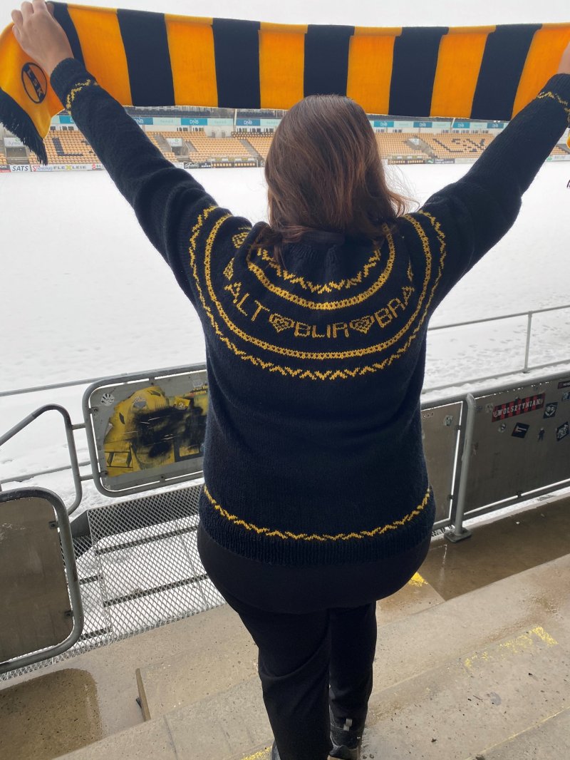 ALT BLIR BRA! Yvonne Fagerli Johnsen lot seg inspirere av et år som ble preget av både pandemi og OBOS-liga da hun strikket genseren.