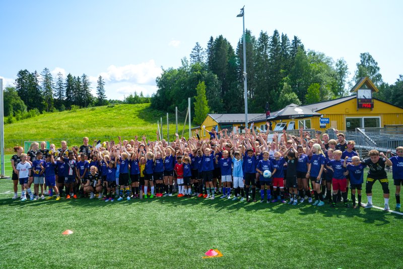 KLUBB-BESØK: Sommeren 2023 besøkte vi Skjettens fotballskole.